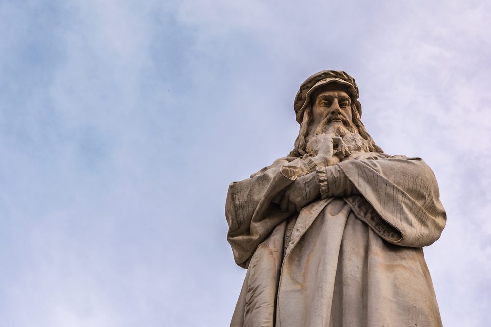 A statue of Leonardo da Vinci.