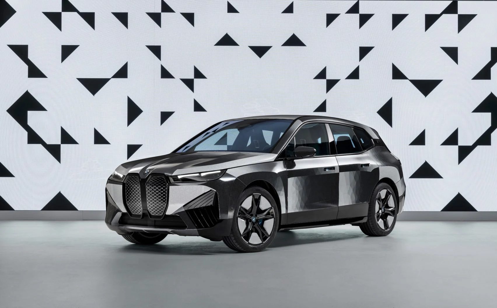 BMW IX Flow with eink color-changing car