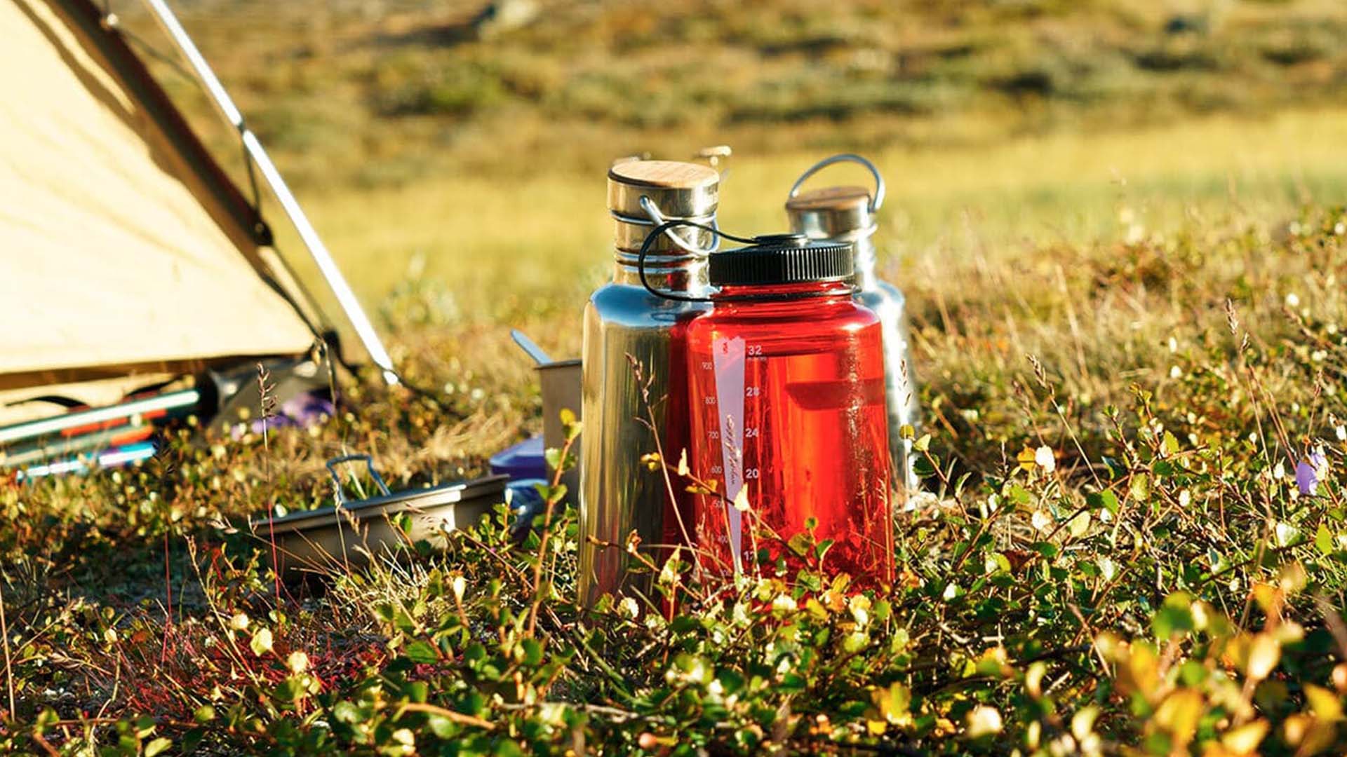 avoid using disposable water bottles to camp more sustainably