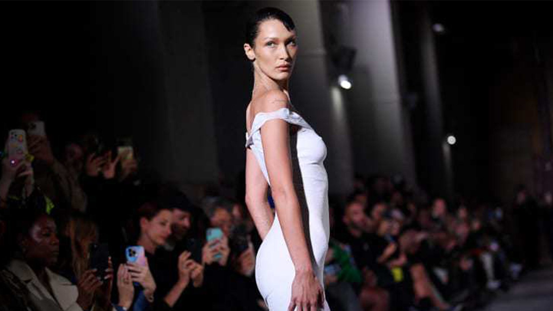 Bella Hadid Spray Fabrican Paris Fashion Week