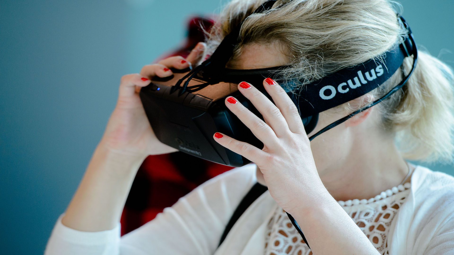 Women with Oculus 