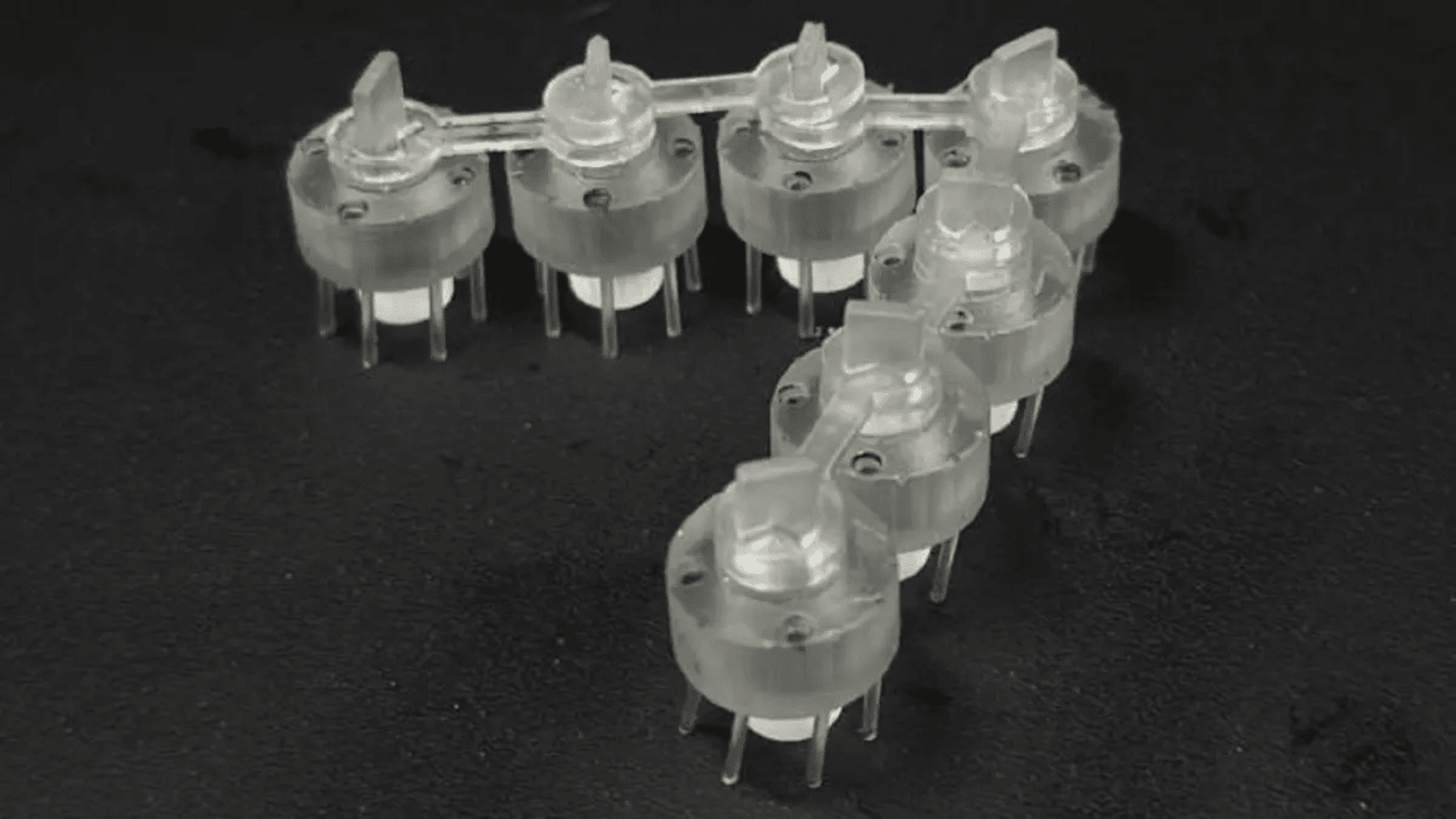 A V-shaped link-bot composed of self-propelled particles connected through chain-like links. Seoul National University College of Engineering
