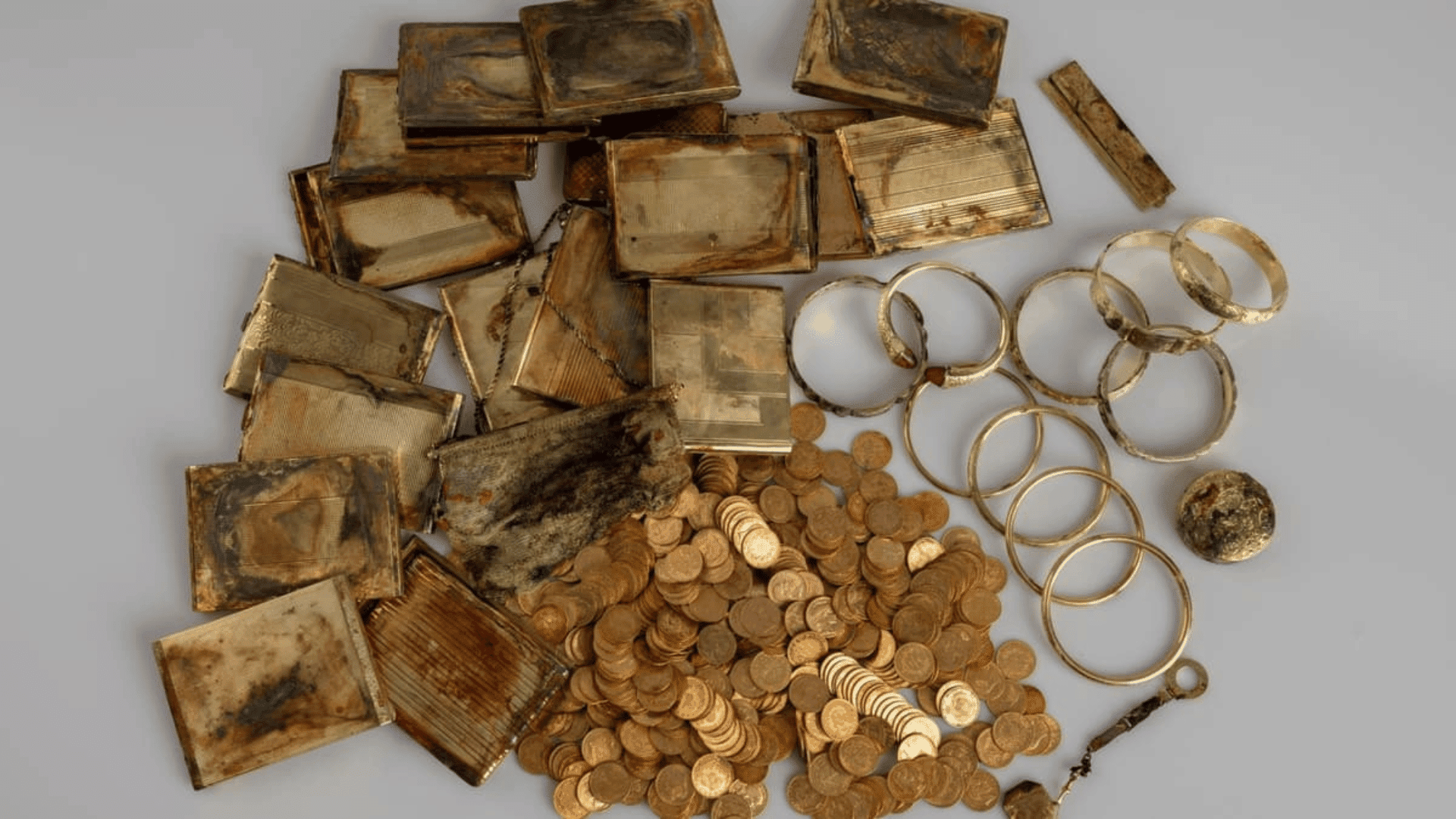 Unearthed treasure including gold coins.; Photo: Museum of East Bohemia