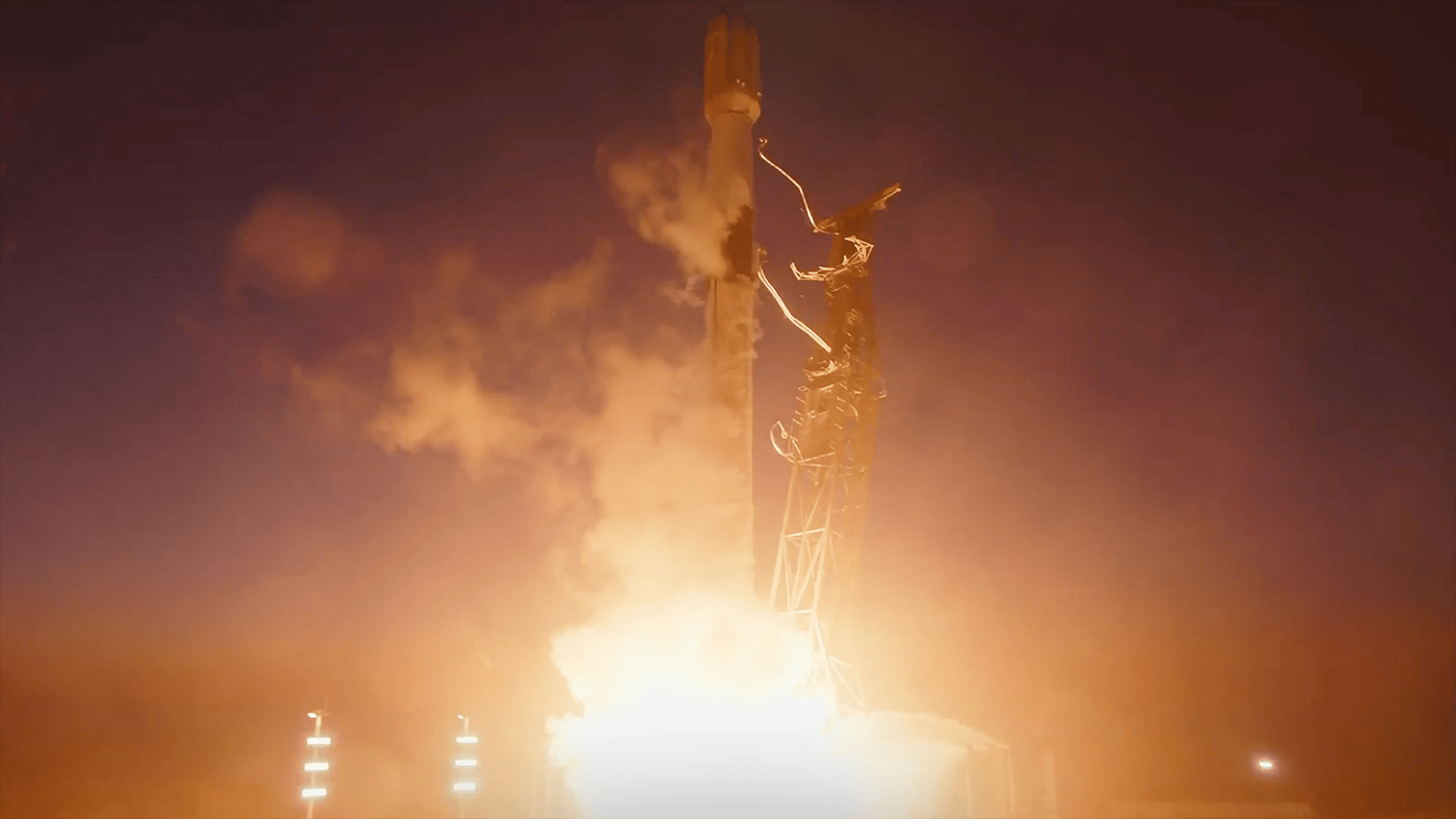 A SpaceX Falcon 9 rocket placed 26 Starlink internet broadband satellites into low Earth orbit; Photo: SpaceX