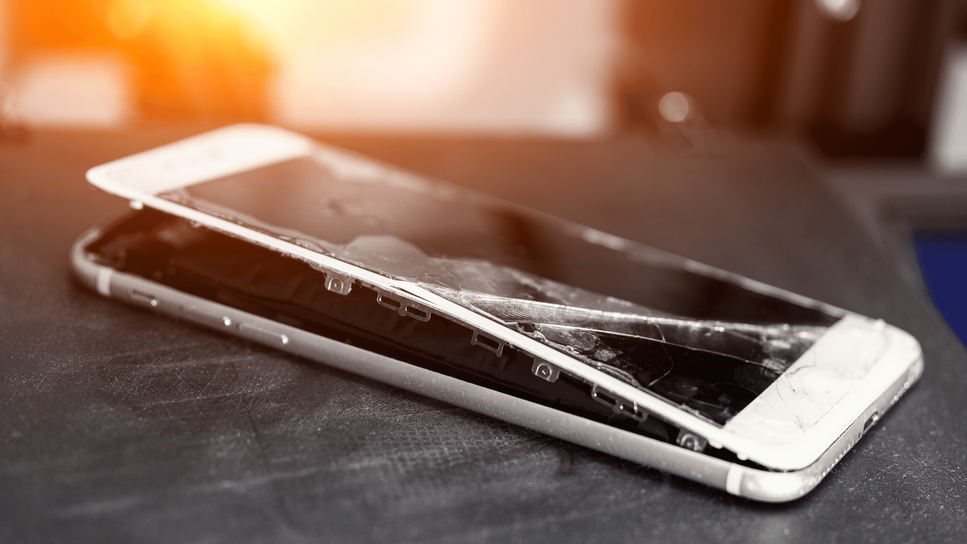Phone swollen from lithium ion battery failure; Photo: Vladyslav Horoshevych:Shutterstock