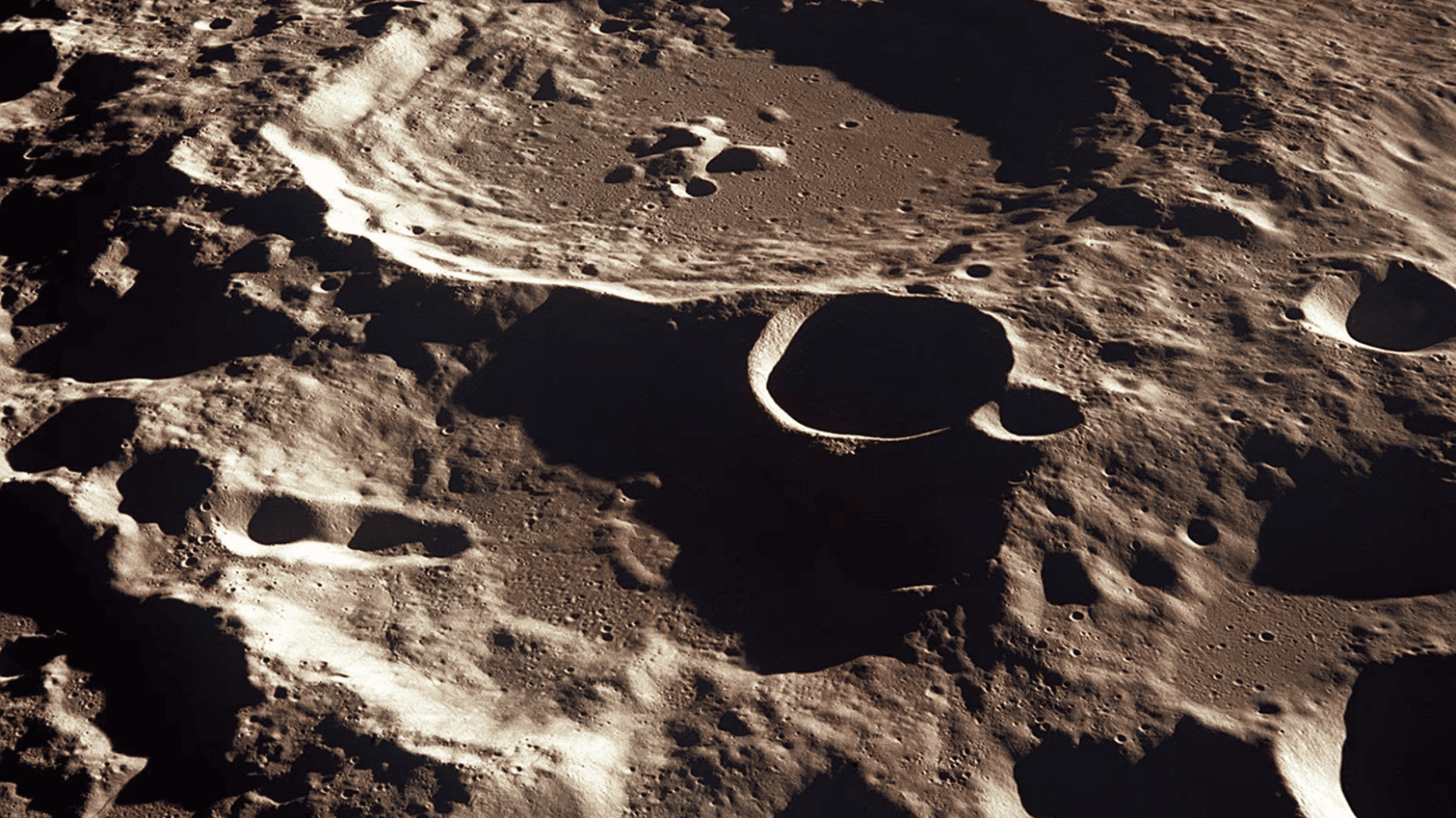 Craters on the far side of the moon; Photo: NASA