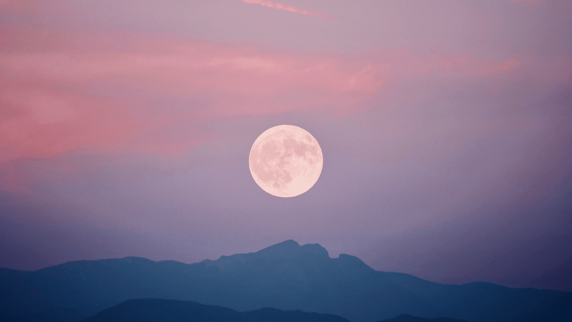 Full sturgeon moon; Photo: Ellinuri:Shutterstock