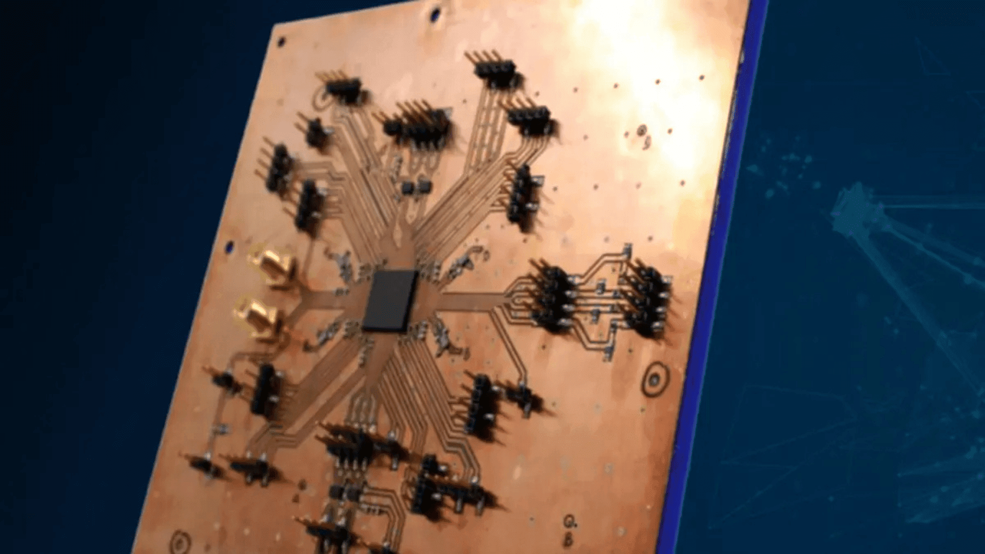 A chip-sized processor and 3D-printed antenna array developed by WSU researchers; Photo: WSU