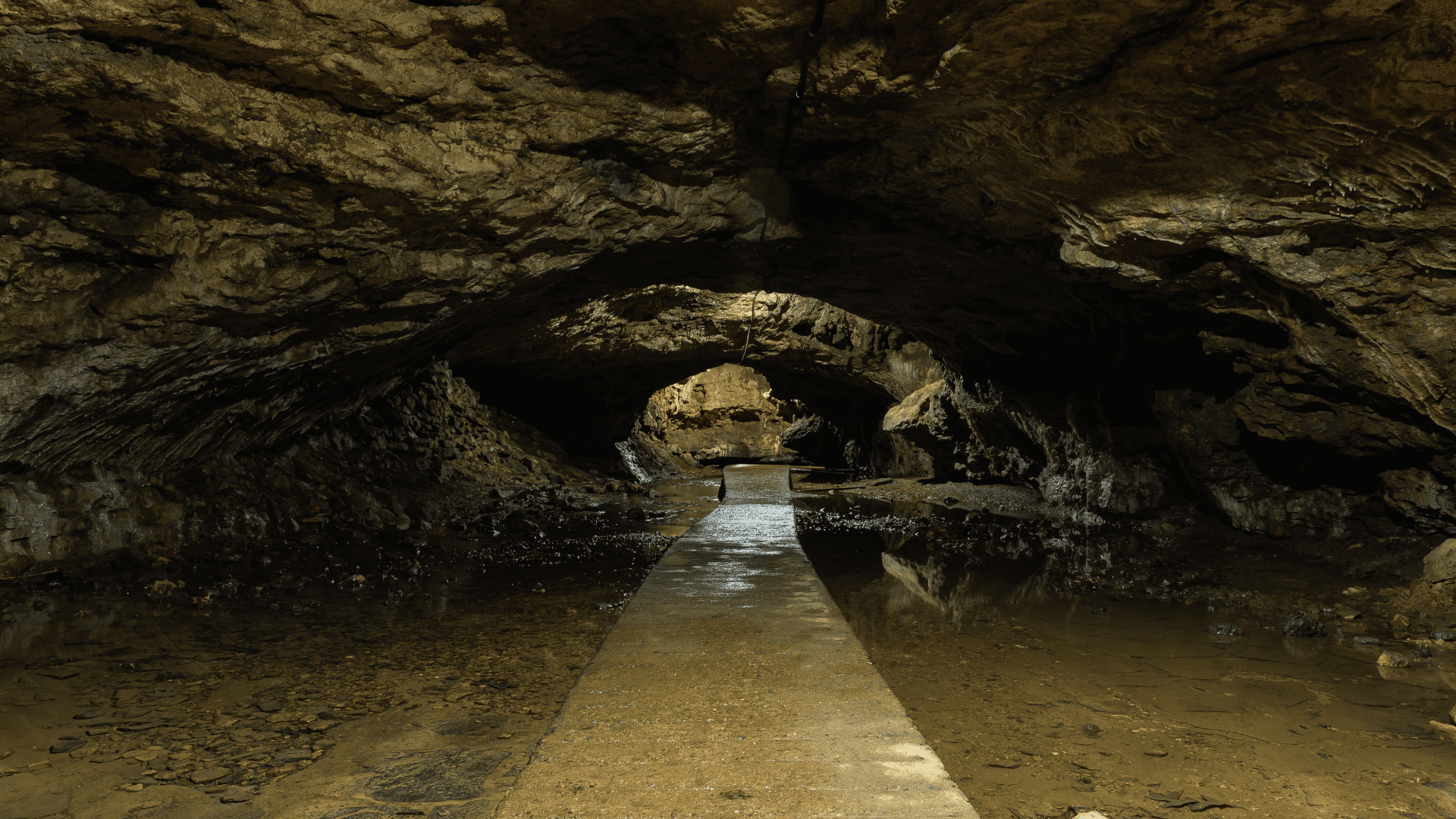 underground caves; Photo: Eddie J. Rodriquez:Shutterstock