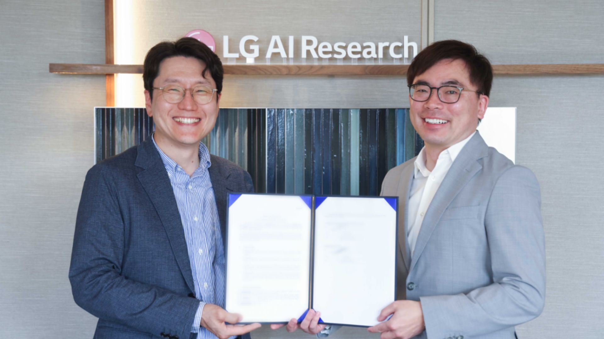 Research Director Lim Woo-hyung and CEO Lee Seul-gi attending the signing ceremony for the main contract.